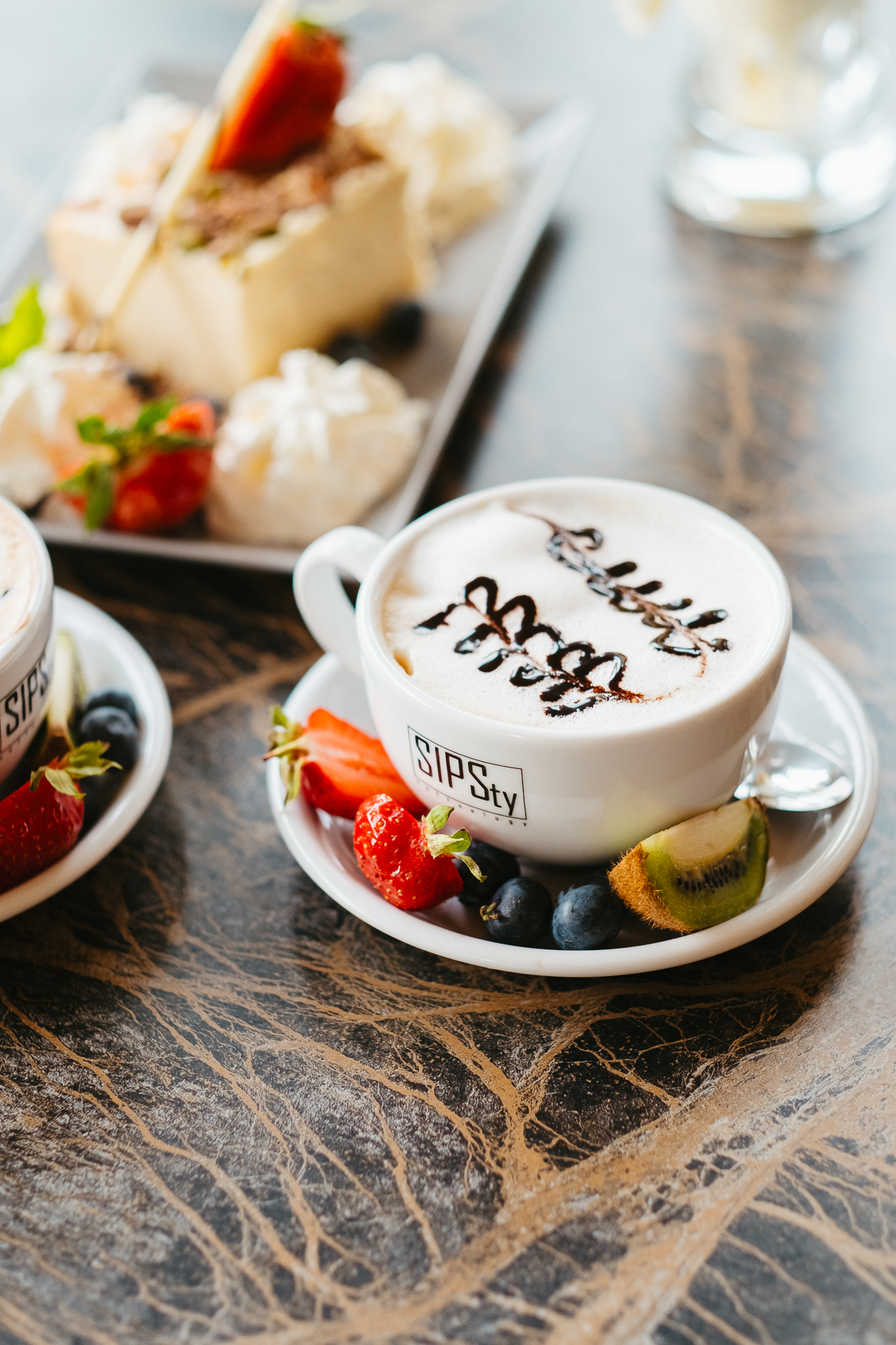 Cappuccino i deser na talerzyku